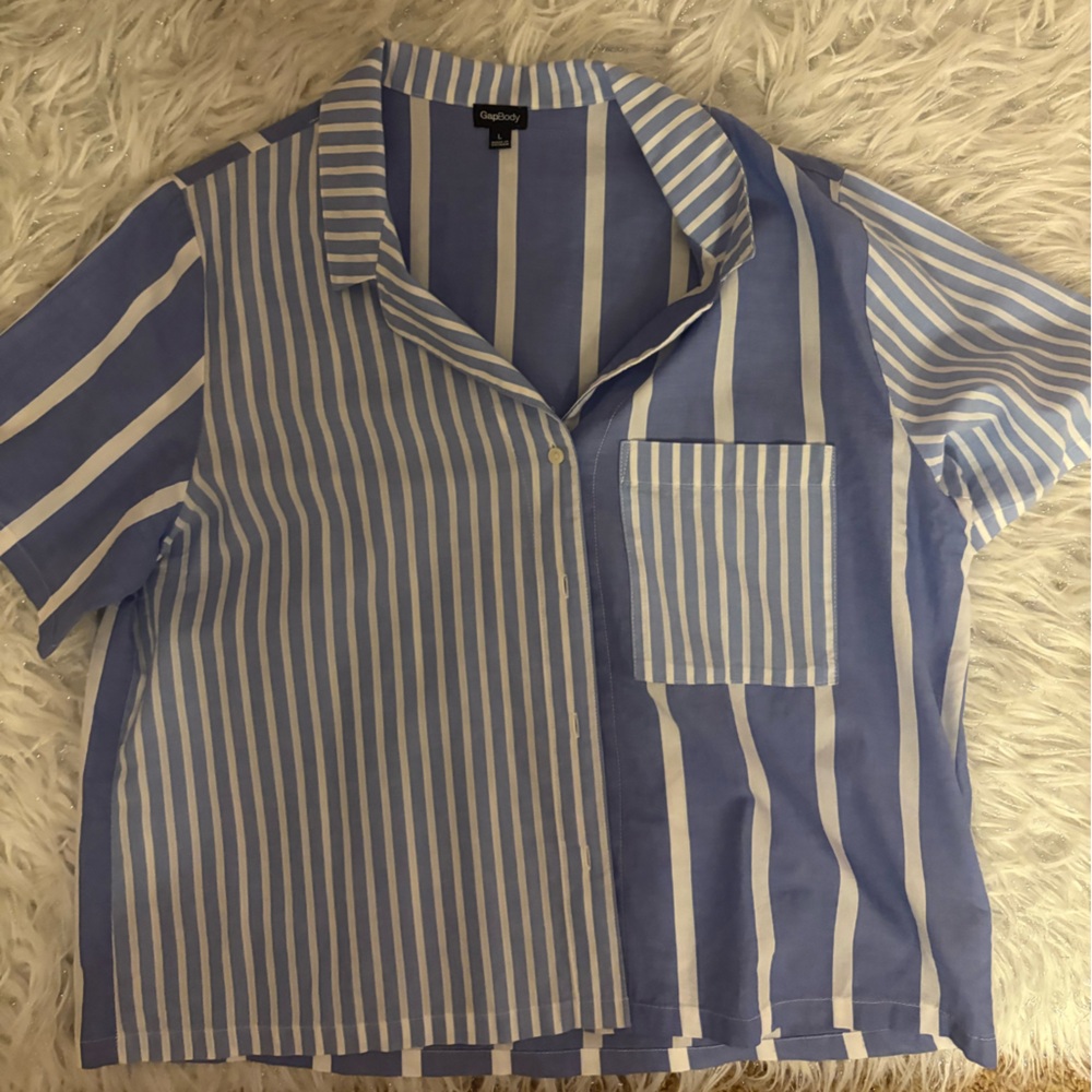 GAP Blue and White Striped Short-Sleeve Button-Down Shirt